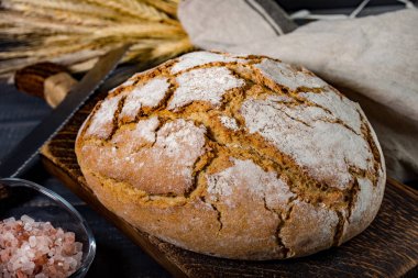 Taze kır ekmek kesme tahtası.