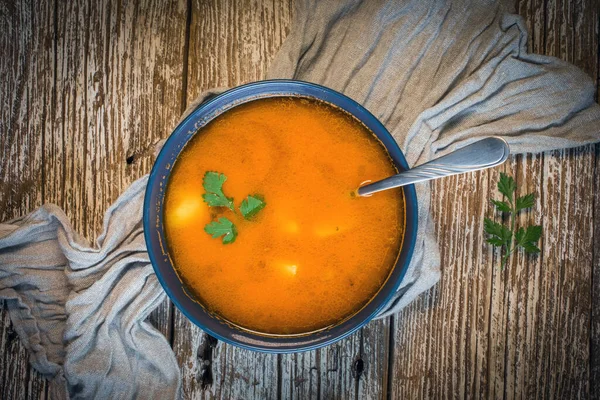 Verse Tomatensoep Met Aardappel Een Blauwe Kom Bovenaanzicht — Stockfoto