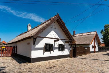 MEZOKOVESD, HUNGARY - 22 Haziran 2022: HADAS açık hava müzesi. Geleneksel matyo evi.