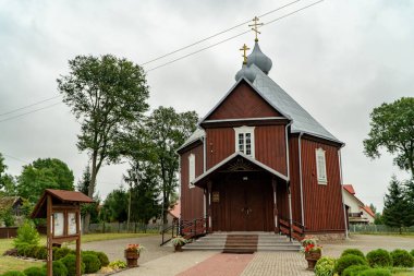 ORLA, POLAND - 10 Eylül 2022: Orla köyündeki Ortodoks Kilisesi, Kuzey Polonya.