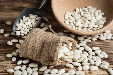 Ahşap bir masa üzerinde Jüt çuval içinde fasulye.