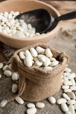 Ahşap bir masa üzerinde Jüt çuval içinde fasulye.