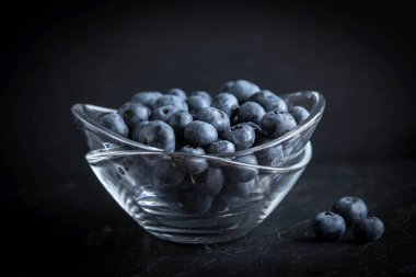 Yaban mersini antioksidan organik bir kase. Küçük alan derinliği.