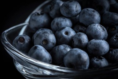 Yaban mersini antioksidan organik bir kase. Küçük alan derinliği.