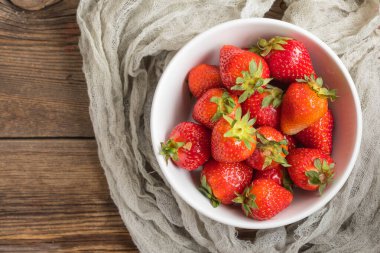 Kase taze çilek ile ev yapımı Bahçe. Üstten Görünüm.