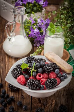 Bir kase çilek karışımı. Seçici odak.