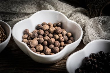 Küçük fiyonktaki bitkilerin taneleri