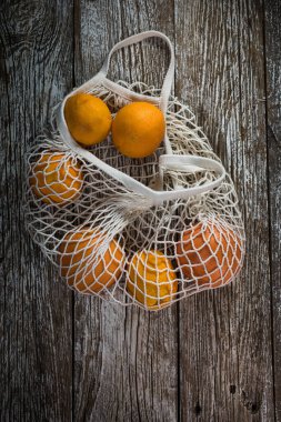 Portakallar ahşap bir masanın üzerinde..