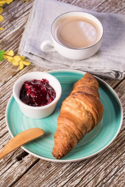 Kahvaltıda reçelli taze kruvasan..