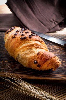 Beyaz tabakta taze kruvasan..