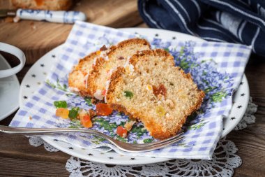 Şekerlenmiş meyve, Kuru üzüm ve meyve ile geleneksel Noel kek. Seçici odak.