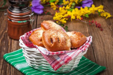 Ahşap bir masa üzerinde meyveleri ile buns. Sığ derinlik-in tarla.