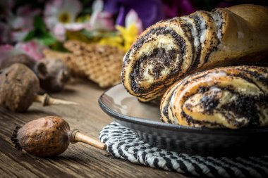 Haşhaş tohumu ve buzlanma ile tatlı buns. Küçük alan derinliği.