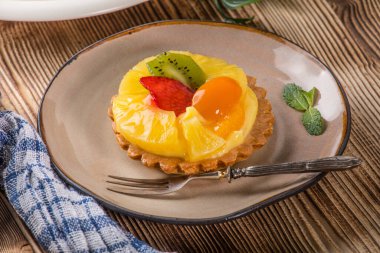 Çilek, ananas ve kivi ile taze karışık meyve tart. Seçici odak.