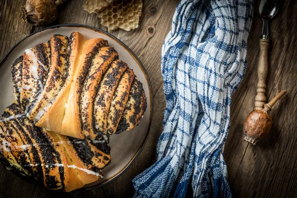 Haşhaş tohumu ve buzlanma ile tatlı buns. Küçük derinlik-in tarla. Üstten Görünüm.