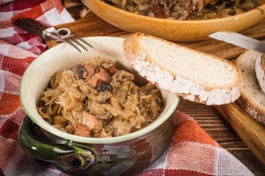 Bigos - etli lahana, kurutulmuş mantar ve füme sosis. Geleneksel Polonya mutfağı..