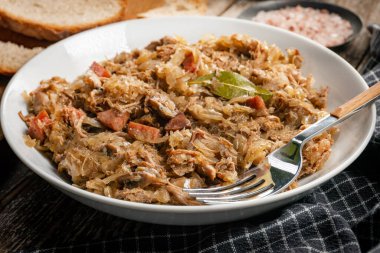 Bigos. Etli lahana turşusu, kurutulmuş mantar ve sosis. Geleneksel Polonya mutfağı..