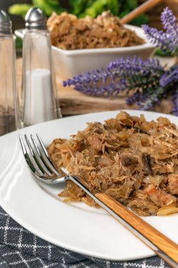 Bigos. Etli lahana turşusu, kurutulmuş mantar ve sosis. Geleneksel Polonya mutfağı..