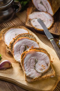 Lezzetli kahvaltı. Pastırmalı siyah ekmek..