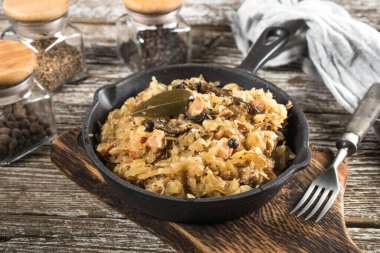 Bigos, dökme demir tavada servis edilen geleneksel bir Polonya lahana turşusu..