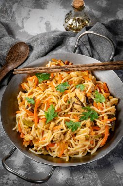 Tavuk ve sebzeli kızarmış erişte. Tavuk chow mein.