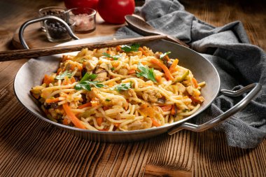 Tavuk ve sebzeli kızarmış erişte. Tavuk chow mein.