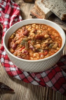 Kavanozda Meksika biberi. Seçici odak.