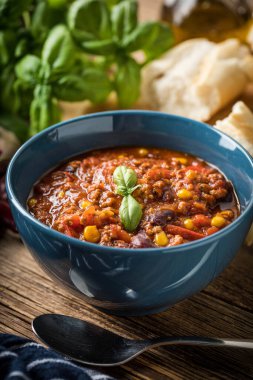 Kavanozda Meksika biberi. Seçici odak.