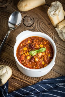 Kavanozda Meksika biberi. Seçici odak.