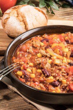 Chili con carne bir kil tavada. Geleneksel Meksika mutfağı.