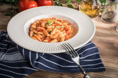 Cavatelli taze domates soslu makarna. İtalyan mutfağı.