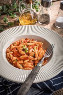 Cavatelli taze domates soslu makarna. İtalyan mutfağı.