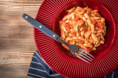 Cavatelli taze domates soslu makarna. İtalyan mutfağı.