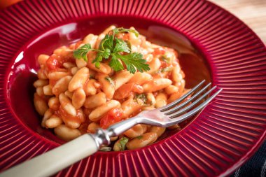 Cavatelli taze domates soslu makarna. İtalyan mutfağı.