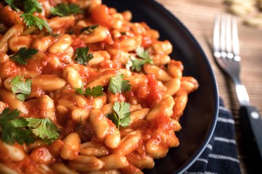 Cavatelli taze domates soslu makarna. İtalyan mutfağı.