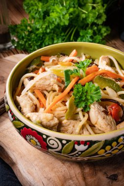 Tavuk ve sebzeli kızarmış erişte. Tavuk chow mein.