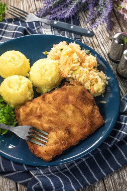 Akşam yemeğinde patates ve lahana turşusu salatası ile haşlanmış balık. Seçici odak.