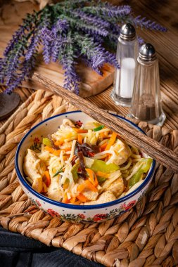 Tavuk ve sebzeli kızarmış erişte. Tavuk chow mein.