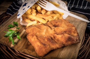 Bir parça kızarmış morina ve patates kızartması..