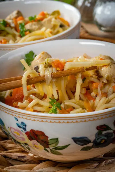 Tavuk ve sebzeli kızarmış erişte. Tavuk chow mein.