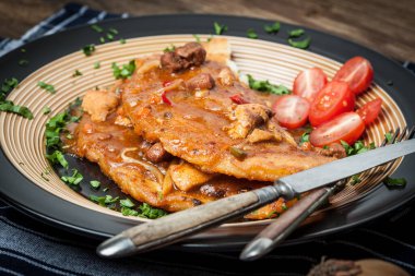 Etli, sebzeli, domatesli ve maydanozlu gözleme..