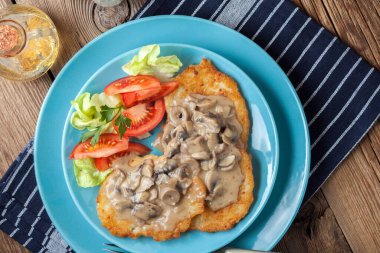 Mantar soslu çıtır çıtır kızarmış ev yapımı patates gözlemesi. Seçici odak.