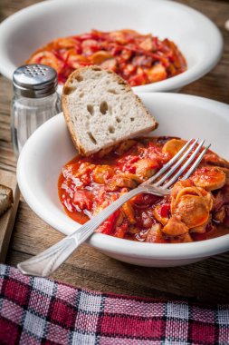 Lecho - biberli ve sosisli lezzetli Macar güveci.