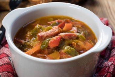 Lecho - biberli ve sosisli lezzetli Macar güveci.