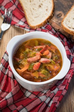 Lecho - biberli ve sosisli lezzetli Macar güveci.