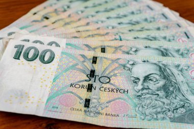 Çek Cumhuriyeti 'nin çeşitli mezheplerden banknotları bir arkaplan oluşturmaktadır.