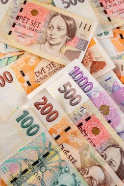 Çek Cumhuriyeti 'nin çeşitli mezheplerden banknotları bir arkaplan oluşturmaktadır.