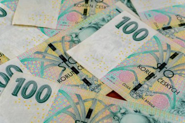 Çek Cumhuriyeti 'nin çeşitli mezheplerden banknotları bir arkaplan oluşturmaktadır.