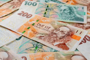 Çek Cumhuriyeti 'nin çeşitli mezheplerden banknotları bir arkaplan oluşturmaktadır.