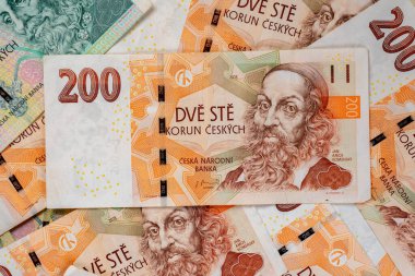 Çek Cumhuriyeti 'nin çeşitli mezheplerden banknotları bir arkaplan oluşturmaktadır.